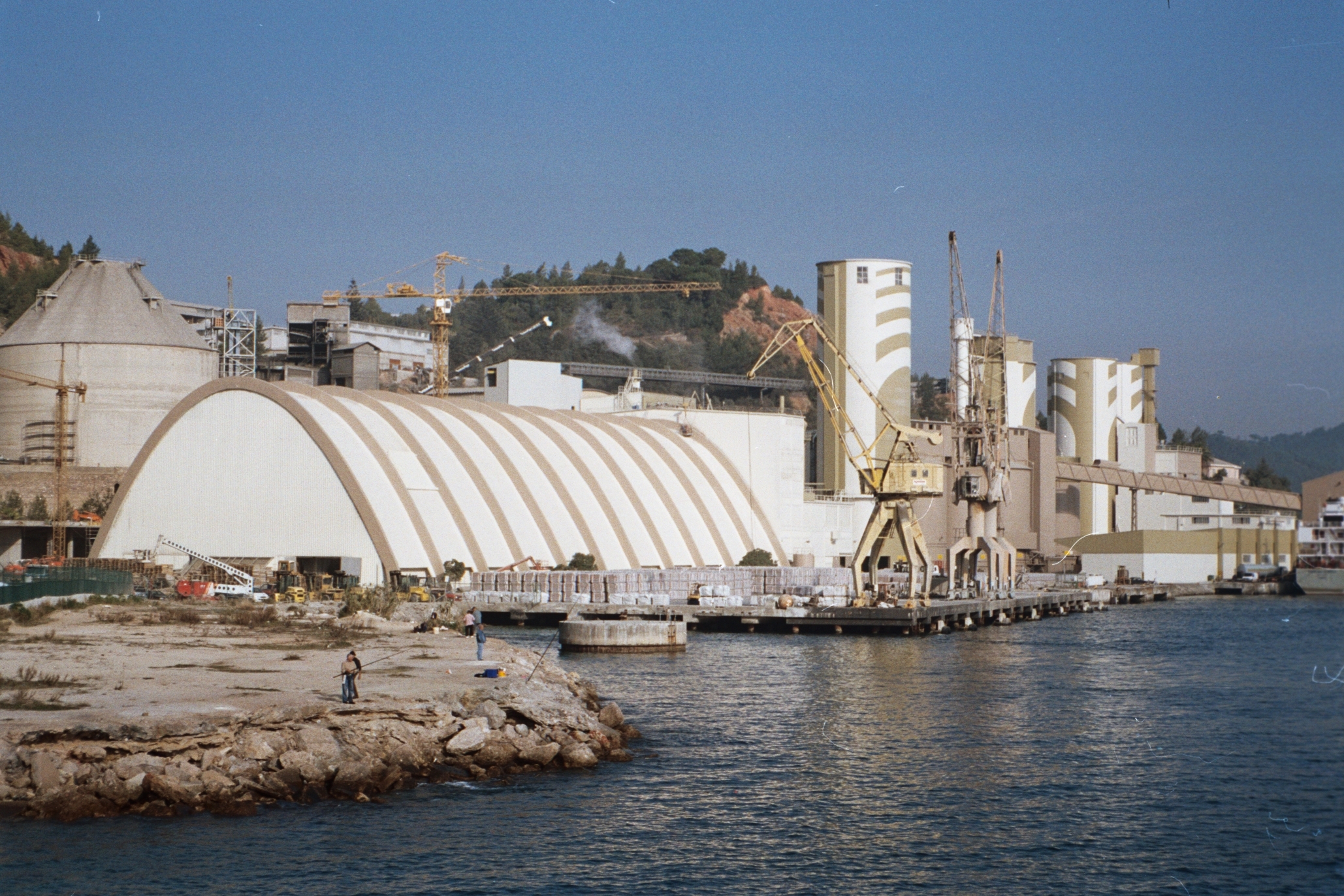 Perspectiva do armazém e silos após a conclusão das obras.